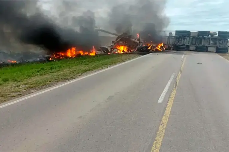 Dos camioneros murieron tras un choque frontal que provocó un incendio en una ruta de La Pampa