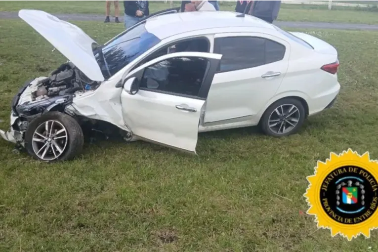 Se descompensó mientras conducía, perdió el control del auto y chocó contra dos palmeras