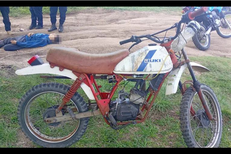 Un motociclista hacía maniobras peligrosas en Paraná, intentó escapar de la Policía y terminó accidentado