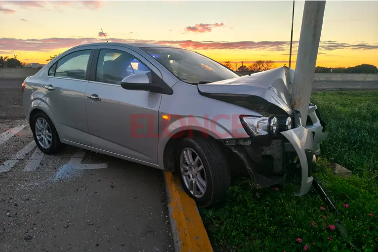 Un auto chocó contra un poste de alumbrado sobre Ruta 11, en el acceso a Oro Verde