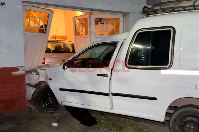Dio positivo en alcoholemia el conductor que chocó a dos mujeres en moto y se incrustó contra una vivienda