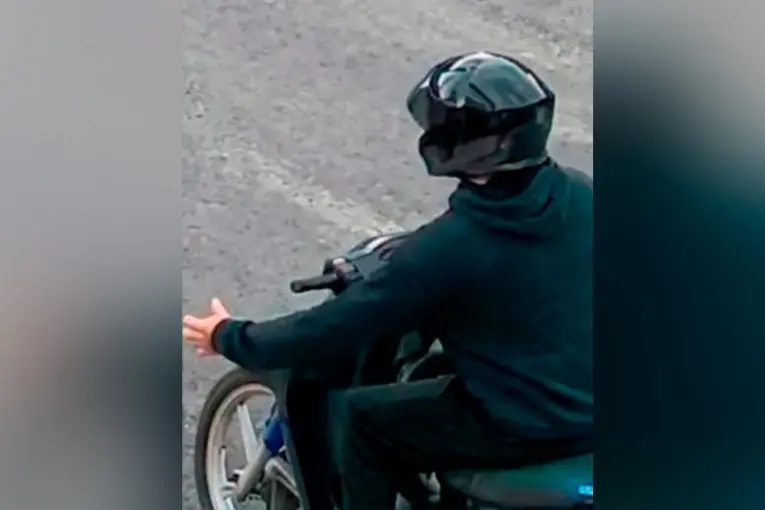 Mujer denunció abuso callejero en Paraná: motociclista la atacó y la manoseó, ella cayó de la bicicleta y se fracturó una muñeca