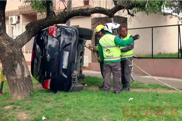 Un hombre de 83 años volcó con su auto y quedó atrapado entre un árbol y la vereda en Paraná