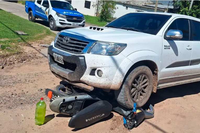 Una camioneta chocó a una moto conducida por un niño de 12 años en La Paz: resultó herido