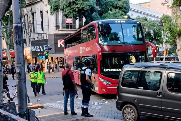 Una nena de casi dos años murió atropellada por un bus turístico en Mendoza: su madre intentó reanimarla
