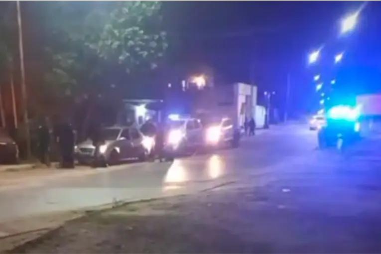 Persecución policial en Bajada Grande: dos hombres fueron demorados tras disparos contra una vivienda