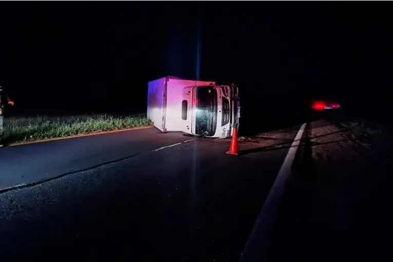 Camión que viajaba a Paraná volcó sobre tramo del sur entrerriano de Ruta 12