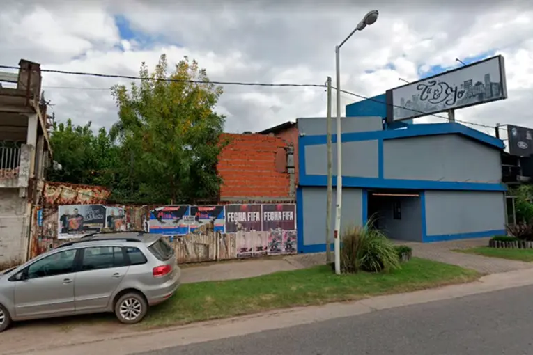 Se negó a pagarle a una trabajadora sexual, escapó por una ventana y murió
