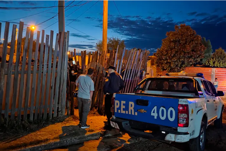 Atacaron a policías con una tabla de cocina y golpes de puño durante un allanamiento: los detuvieron e incautaron droga