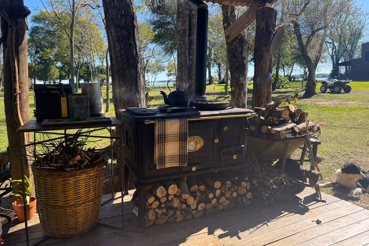 De las grandes estancias a los puestos patagónicos: la fábrica de 128 años que mantiene vivo el fuego de la cocina a leña