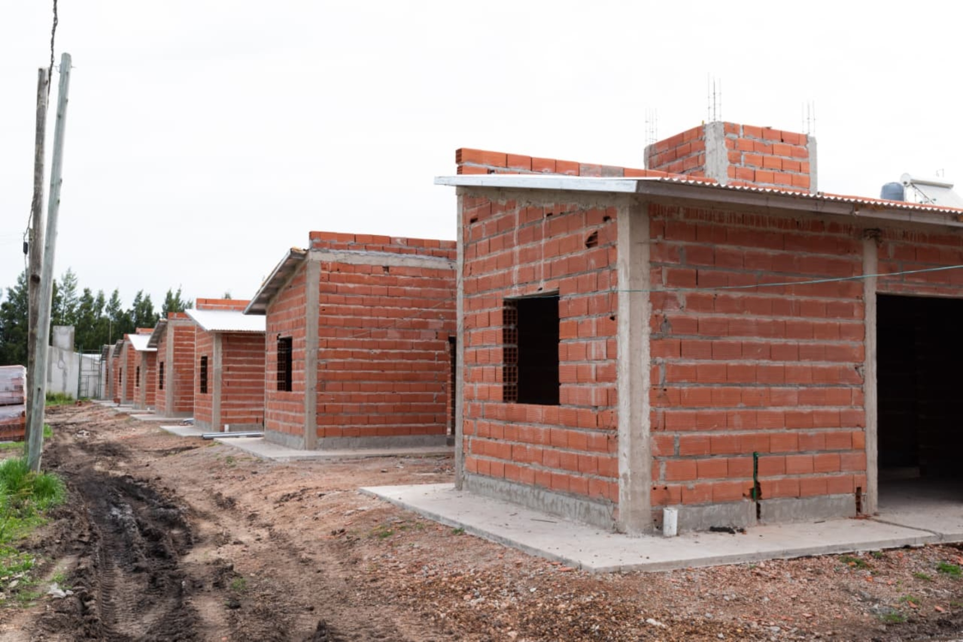 Autoridades recorrieron la obra de 22 viviendas que la provincia construye en Villa Elisa