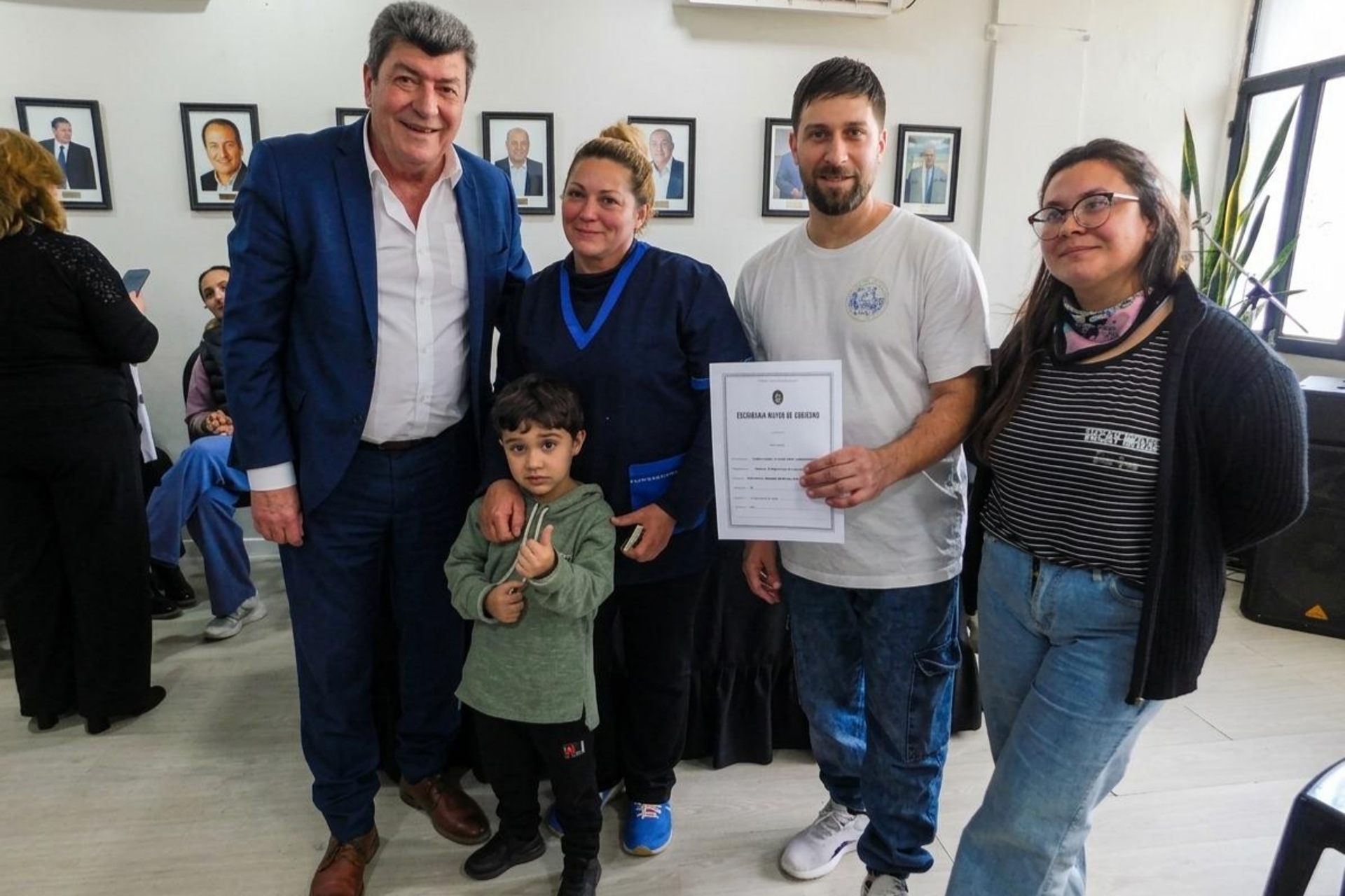 Familias de Santa Elena firmaron las escrituras de sus viviendas