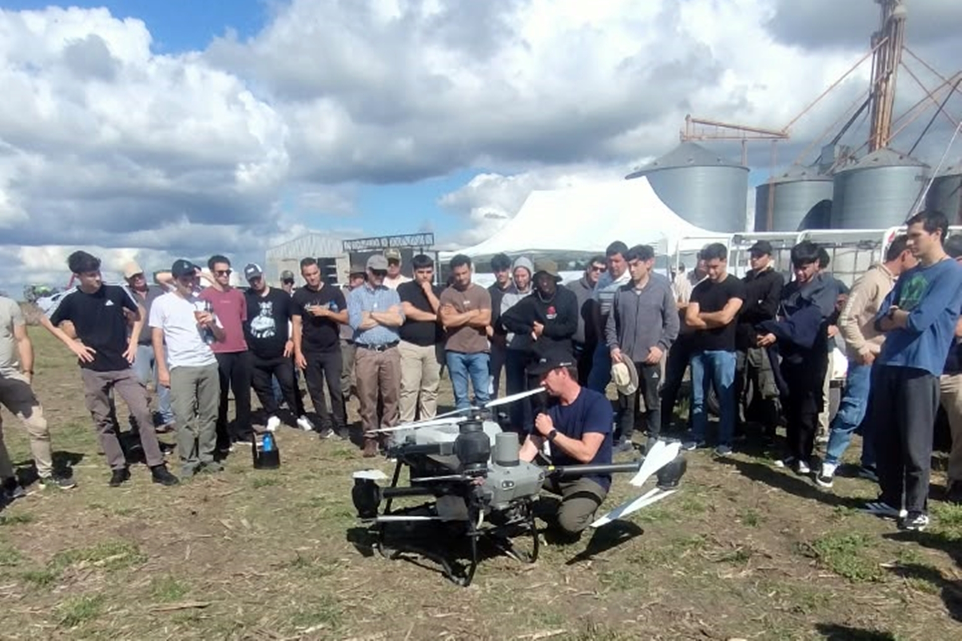 Se desarrolló en Lucas González la segunda jornada de buenas prácticas para drones pulverizadores