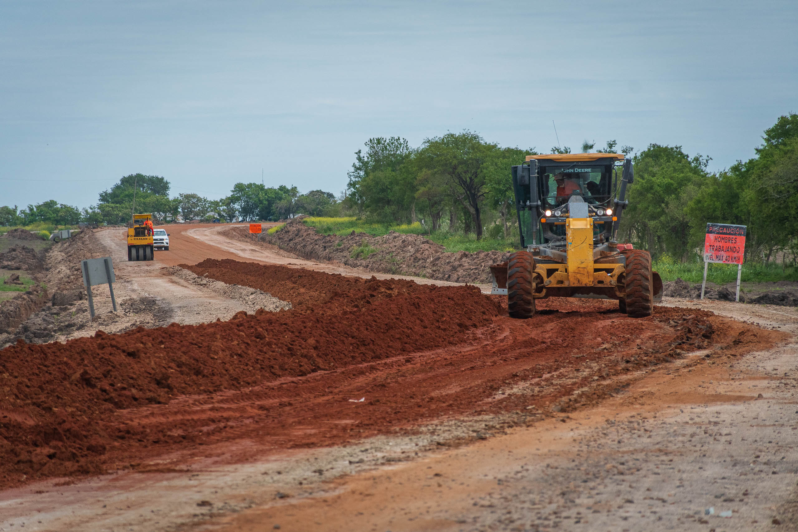 La reconstrucción del camino Viale – Arroyo Durazno tiene un 45 por ciento de avance