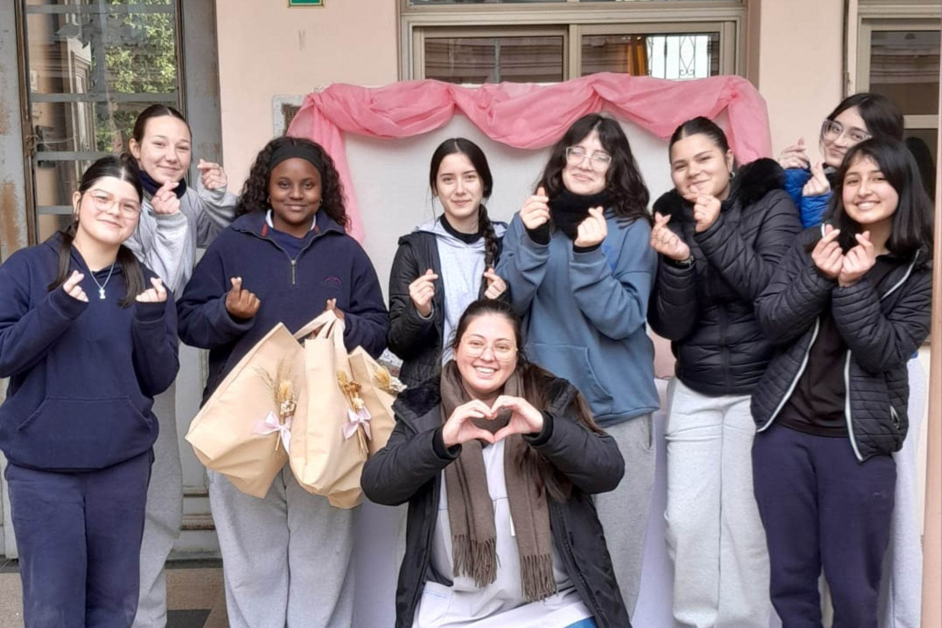 Estudiantes de Gualeguaychú confeccionan almohadones terapéuticos para pacientes intervenidas por cáncer de mama