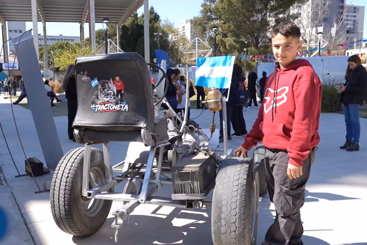 Thiago Príncipe tiene 14 años, construyó un tractor con piezas recuperadas y ahora quiere automatizarlo: “Sentí la innovación”
